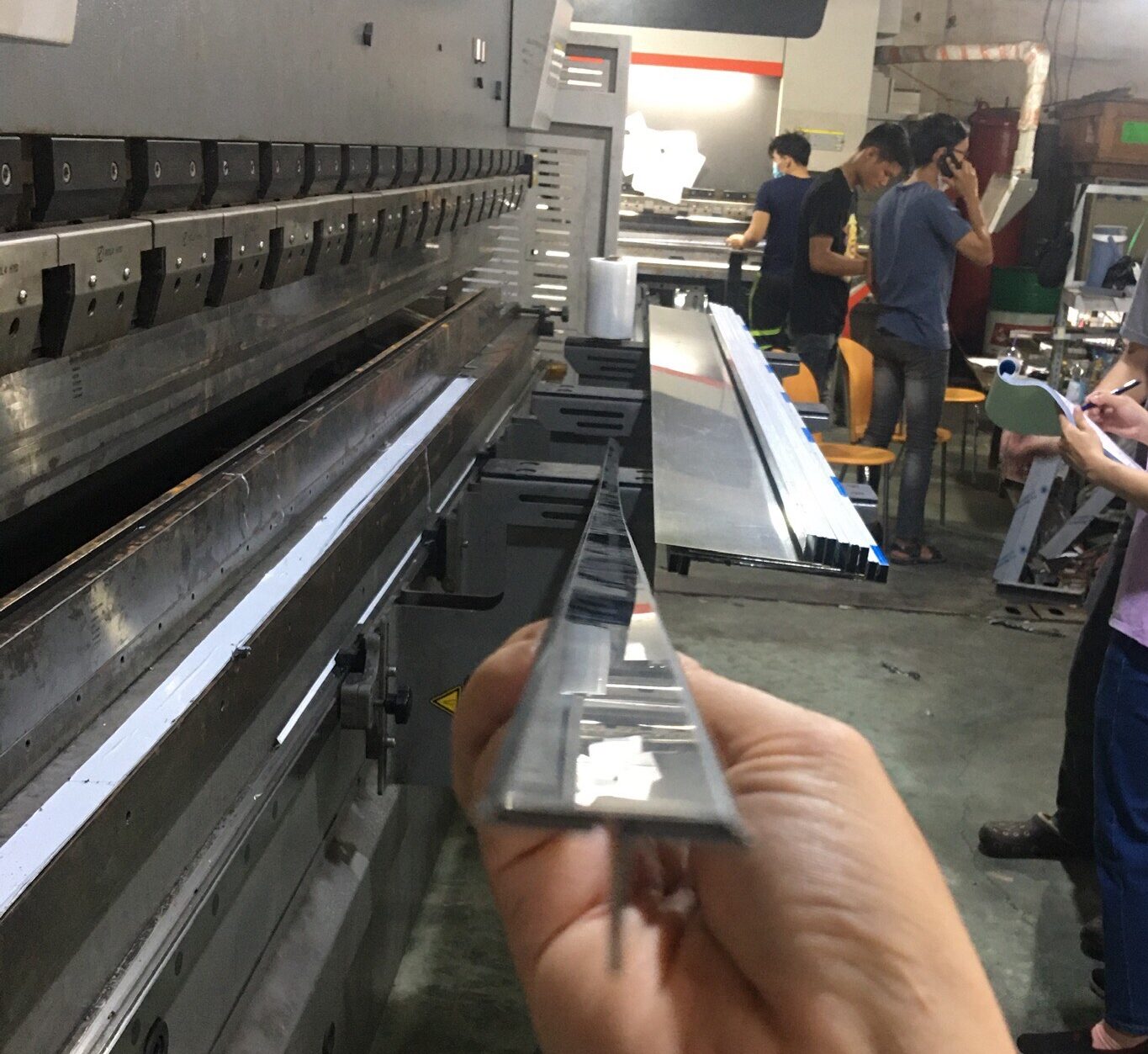 NẸP INOX CHỮ T 5 T GAP MEP XEO e1756210673827