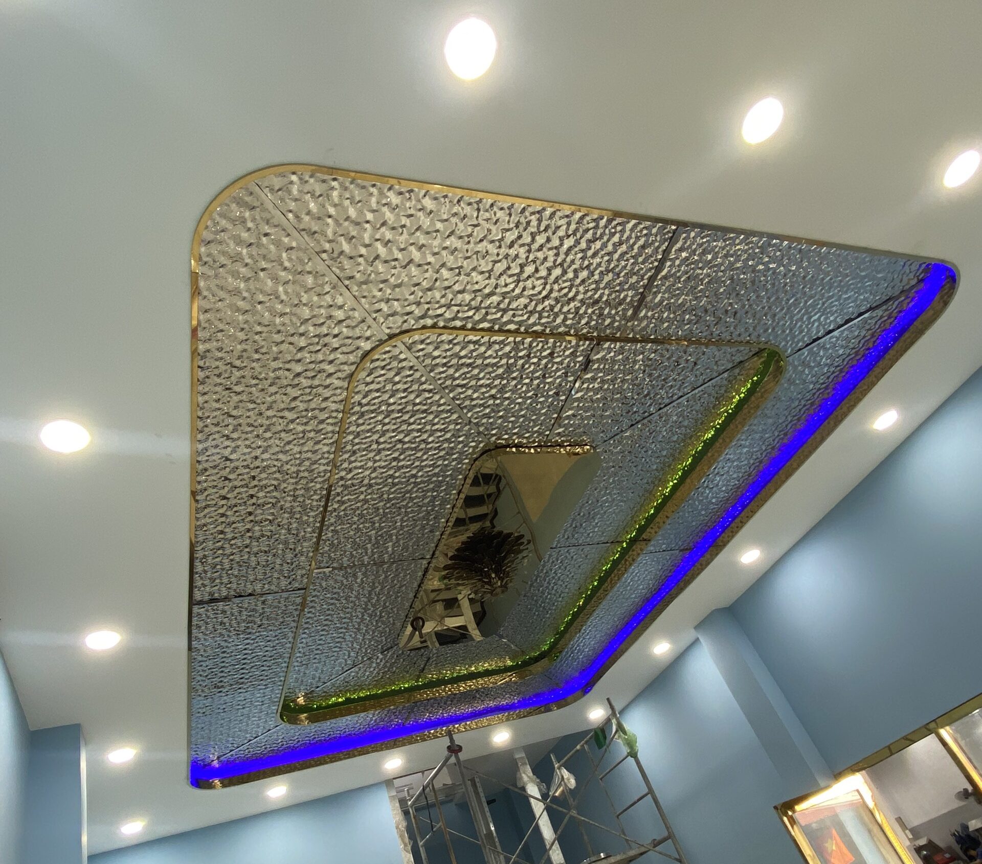 ỐP TRẦN NHÀ BẰNG INOX MÀU 9 OP-TRAN-INOX-MAU